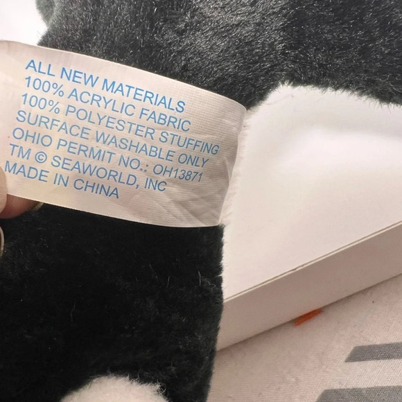 Seaworld ,Shamu the orca whale, 16 inches long 12 inches wide to 6 in wide - Picture 8 of 8